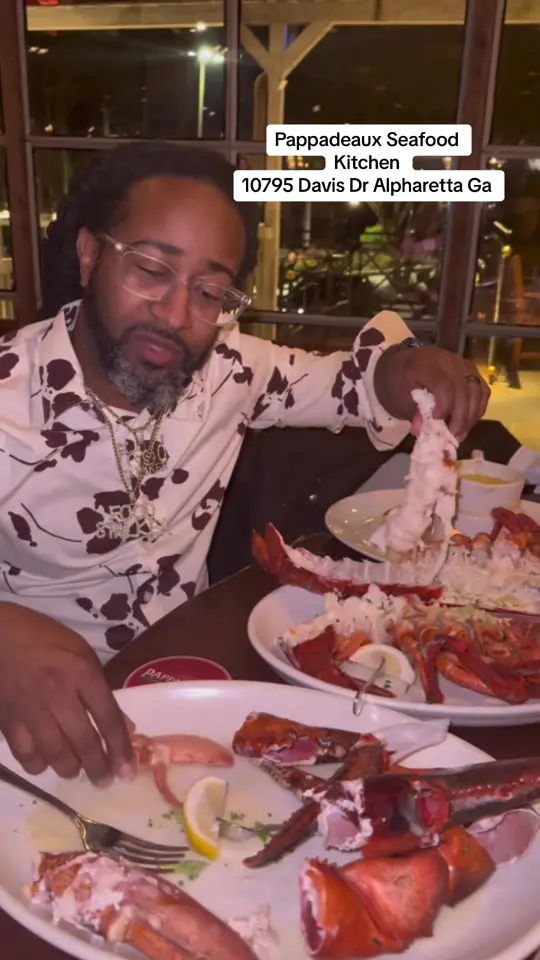 Pappadeaux Seafood Kitchen in Alpharetta showing lobster, king of tank, video by therealfoodstalker on TikTok