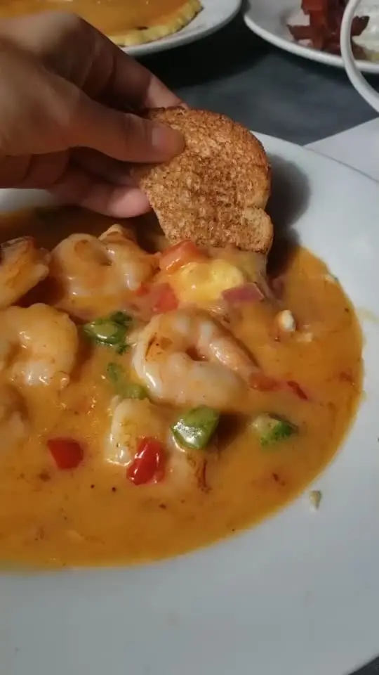 Peach Valley Cafe in Maitland showing brunch, shrimp and grits, sun up sampler, apple fritters, video by madeinorlando on TikTok