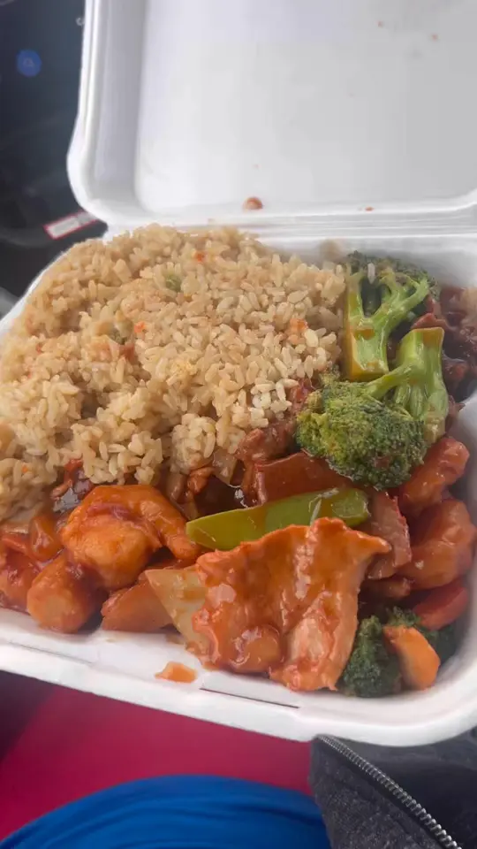Peking in Hawkinsville showing food, lo-mein, video by ItsJawz Food Reviews on Facebook
