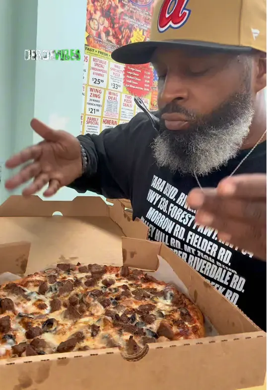 Pizza Wali in Forest Park showing pizza, halal food, video by deboevibes on TikTok