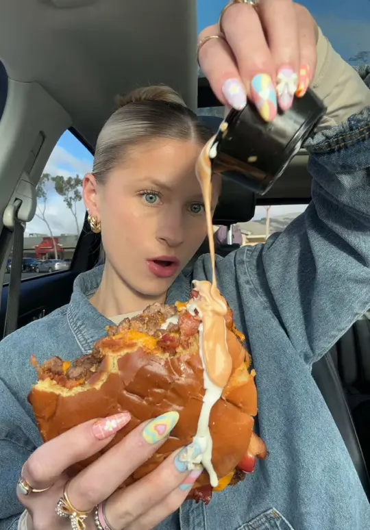 Red Robin Gourmet Burgers and Brews in Wesley Chapel showing burger, review, video by eatsbynat on TikTok