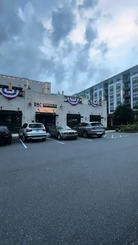 Rose & Crown in Atlanta showing restaurant visit, atmosphere, video by mealseats on TikTok