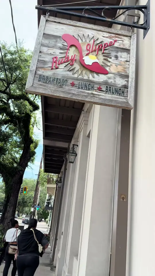 Ruby Slipper in Destin showing brunch, atmosphere, fried green tomatoes, french toast, breakfast potatoes, video by keonnascott0 on TikTok