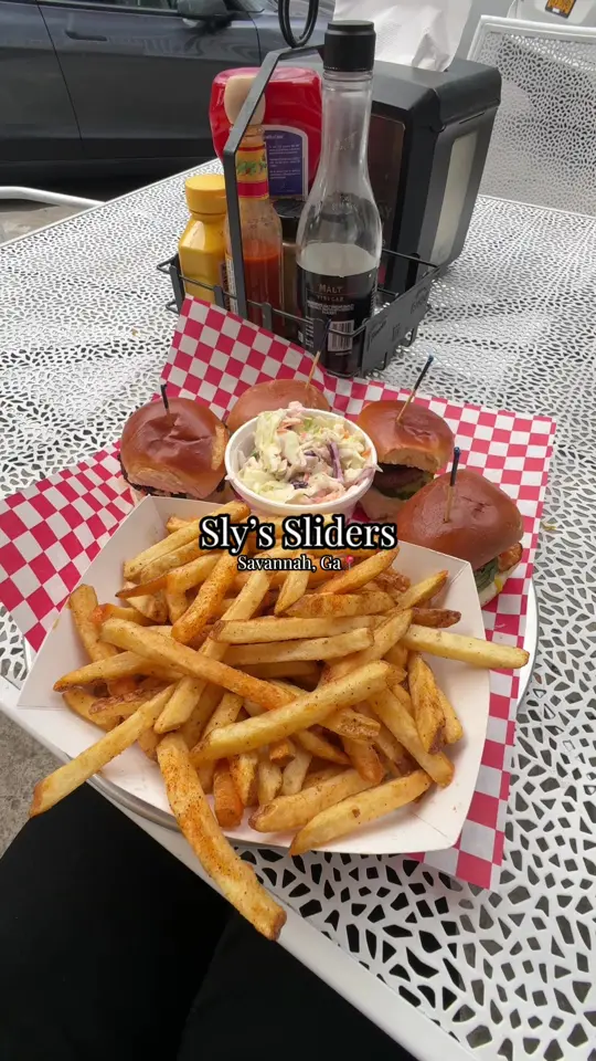 Sandfly Barbeque in Savannah showing food review, mini slider, boardwalk burger, shroomwich, buddha burger, video by brandonmalik2000 on TikTok