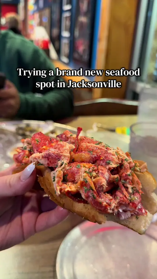 Seafood Island Bar & Grille in Jacksonville showing review, oysters, lobster roll, mac & cheese, fried fish, video by madiinclt on TikTok