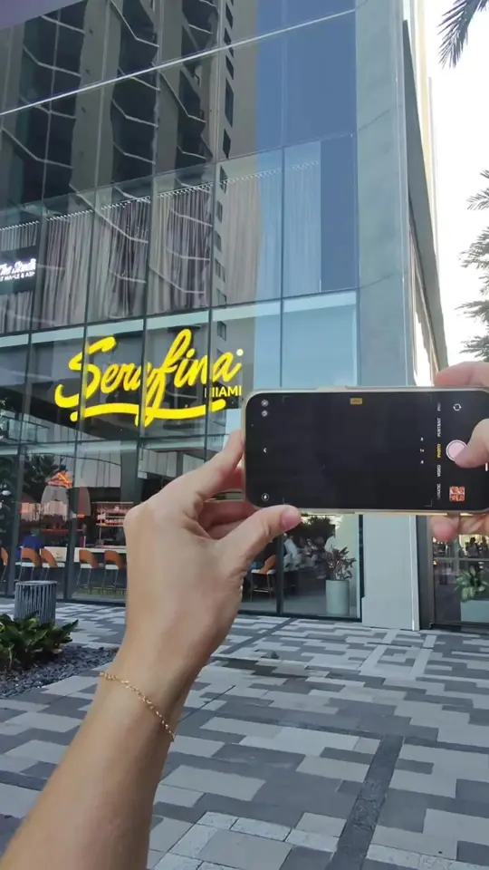 Serafina Miami in Miami showing cocktail, crudo, hot honey pizza, video by danimade on TikTok