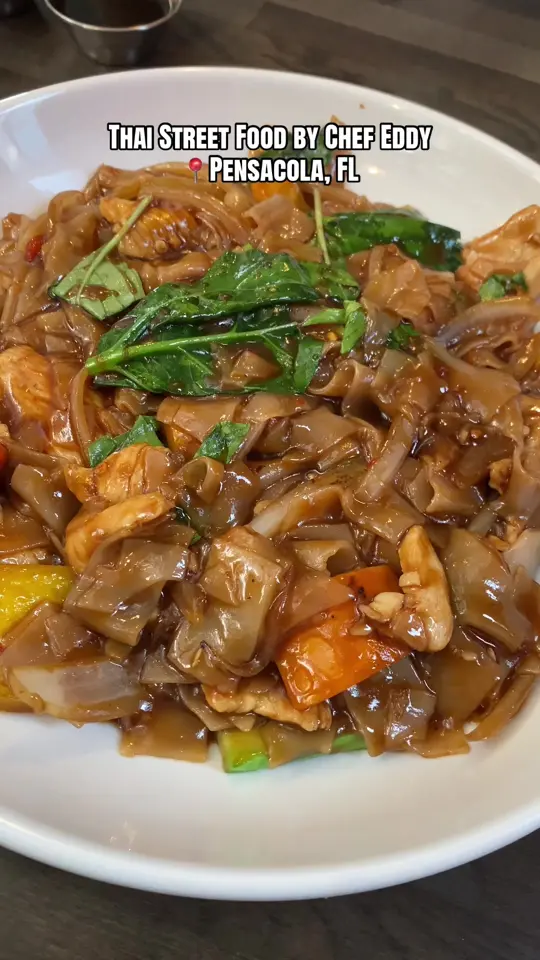 Siam Thai Restaurant in Pensacola showing review, positive feedback, video by lynnpaulkfit on TikTok