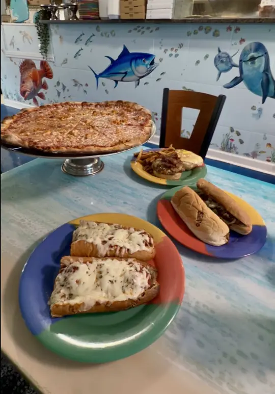 Siri's Gourmet Burgers & Pizza in Gulfport showing review, visit, garlic knots, buffalo chicken pizza, video by petiteweekender on TikTok