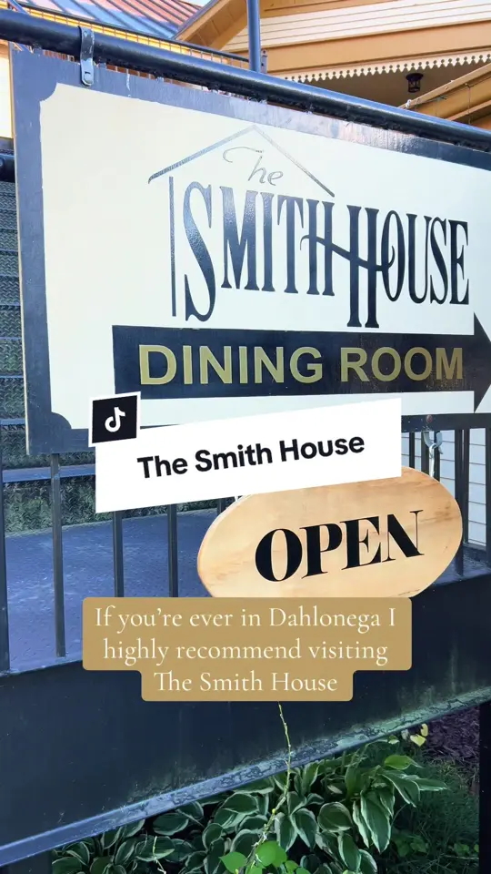 Smith House Restaurant in Dahlonega showing review, visit, fried chicken, family style lunch, dinner, video by unapologeticallypino on TikTok