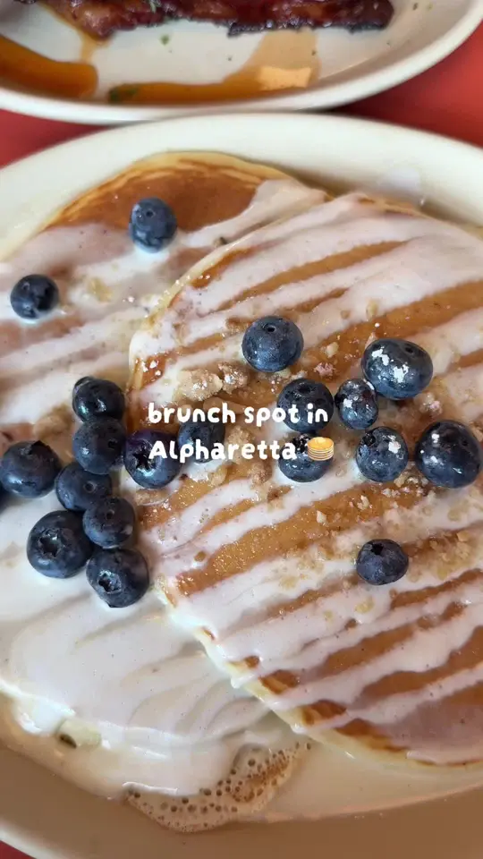 Snooze, an A.M. Eatery in Atlanta showing brunch, hashbrowns, ‘bacon but different’, brown sugared bacon, video by the.bitediaryy on TikTok