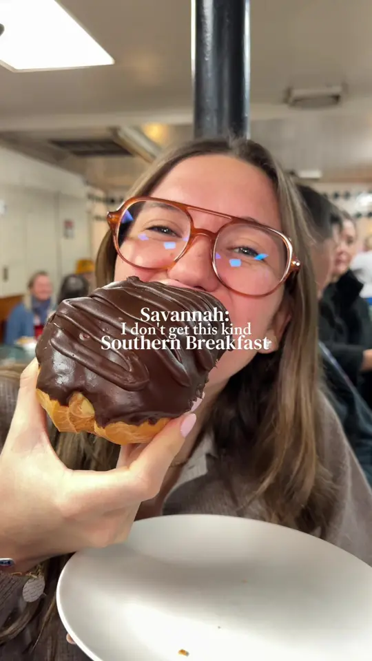 Sobremesa in Savannah showing southern breakfast, video by kaitlyneats on TikTok