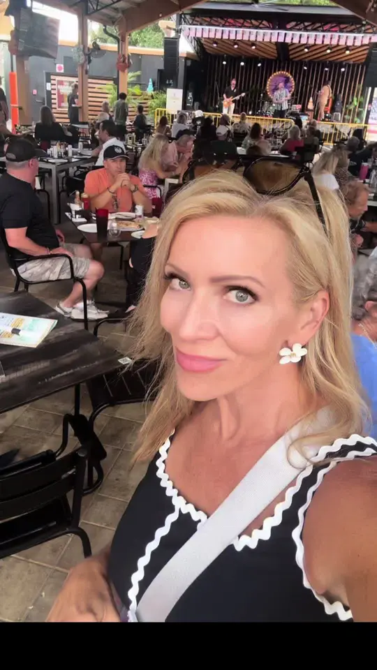 Sugarshack Downtown in Bonita Springs showing live music, outdoor bar, atmosphere, visit, homemade pizza dough, video by floridanewschick on TikTok