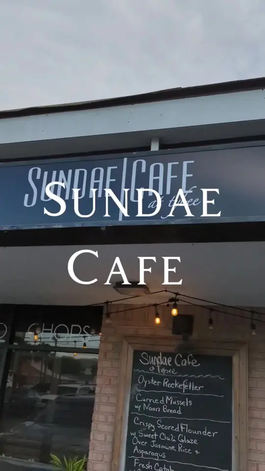 Sundae Cafe at Tybee in Tybee Island showing review, visit, fried seafood platter, video by savannahmadesimple on TikTok