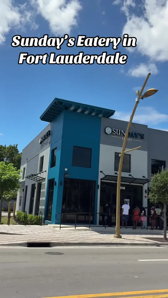 Sunday Diner in Clayton showing review, eatery, video by vibinwithleesha on TikTok