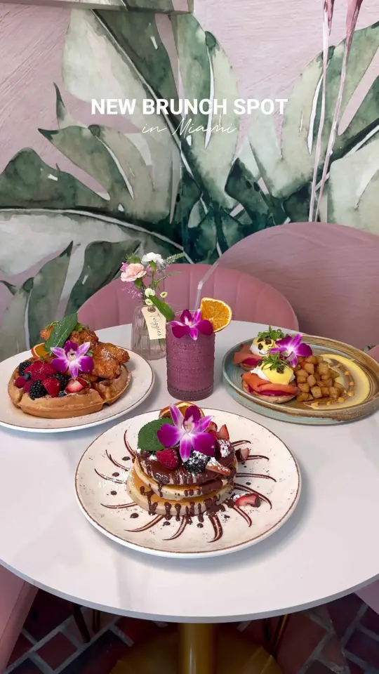 Sunny Side Cafe & Eatery in Miami showing brunch, lunch, relaxed atmosphere, chic decoration, pet friendly, video by fashion.eat.travel on TikTok