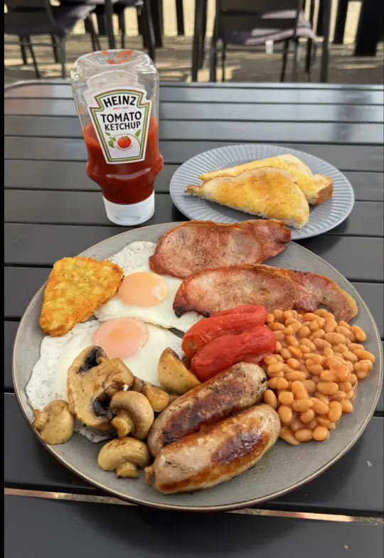 Sunnyside Up in Savannah showing breakfast, large breakfast, toast, tea, coffee, video by fryupinspector on TikTok