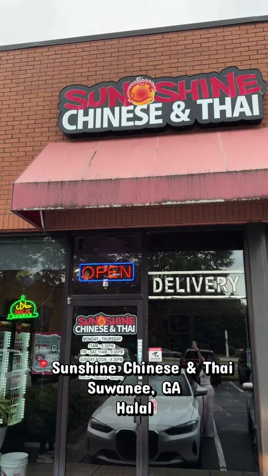 Sunshine Chinese - Thai Restaurant in Suwanee showing review, tom yum soup, mongolian beef, chicken pad thai, crispy crackers, dipping sauce, video by ariba.atl on TikTok