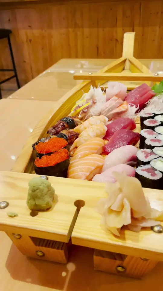 Sushi Tomi in Orlando showing sushi, sushi boat, video by droolius on TikTok