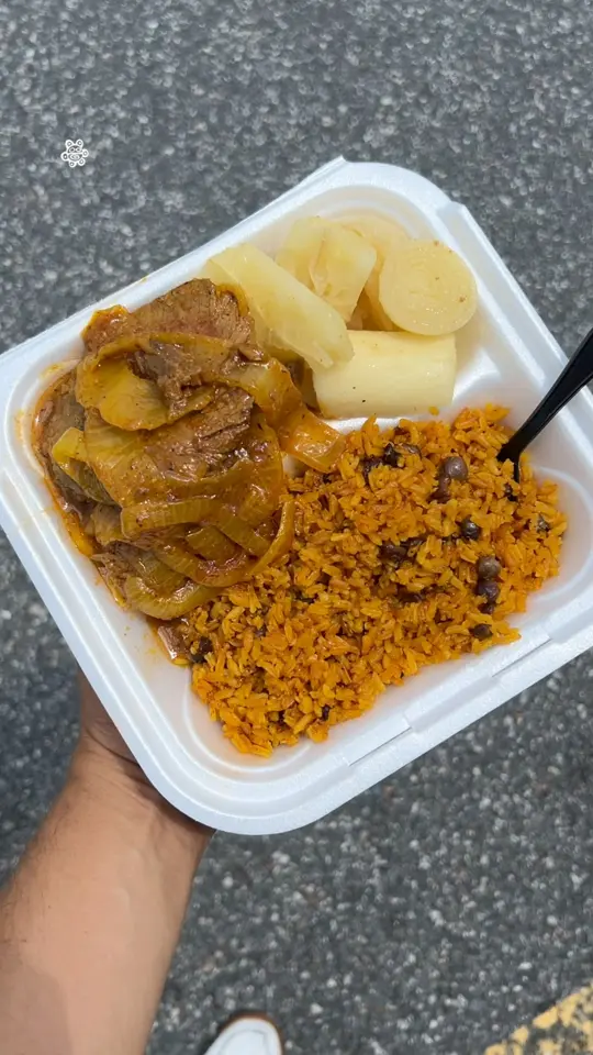 Tainos Bakery & Deli (Lake Underhill) in Orlando showing lunch, arroz con gandules, yuca, bistec en salsa, video by Tainos Bakery & Deli on Facebook