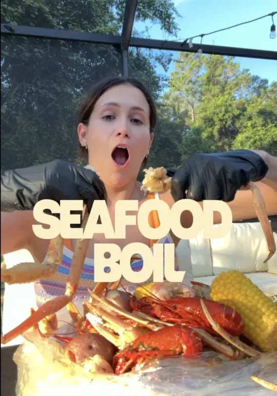 The Hidden Crab in Fernandina Beach showing review, visit, food, spicy boil, crab legs, crawfish, video by daphetite on TikTok