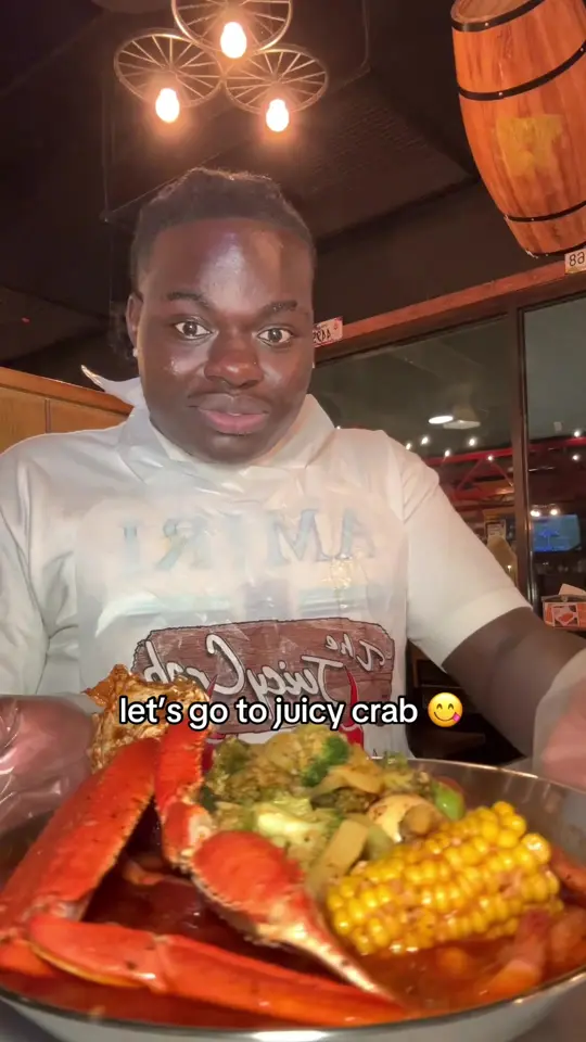 The Juicy Crab in Douglasville showing seafood boil, mukbang, video by brysonthompsonn on TikTok