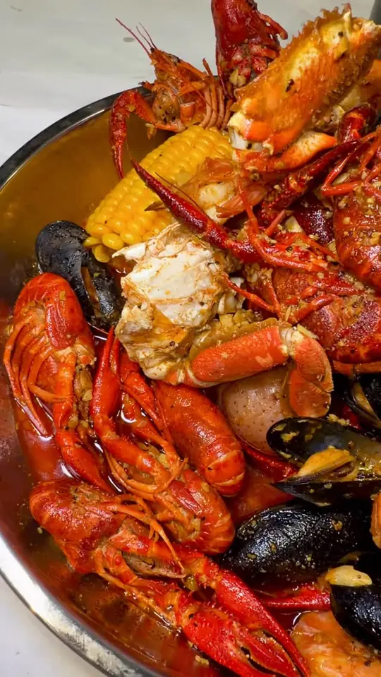 The Juicy Crab Jonesboro in Jonesboro showing seafood boil, cajun flavors, karaoke monday, dinner with friends, casual night out, video by servinglooksatl on Facebook