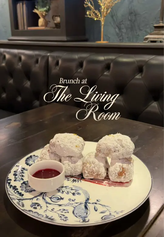 The Living Room on Main in Dunedin showing brunch, chicken & waffles, blackberry beignets, video by hana.ventures on TikTok