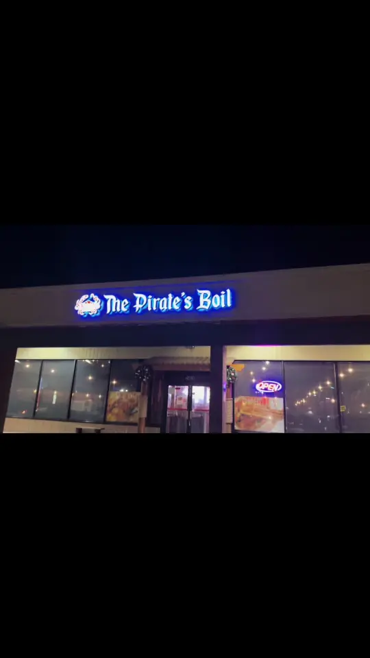 The Pirate’s Boil in Smyrna showing seafood boil, shrimp with head on, review, visit, video by moneyhungrymiguel on TikTok