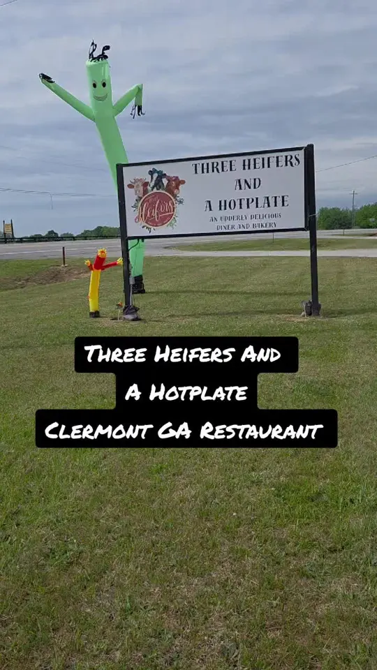 Three Heifers and a Hotplate in Clermont showing review, chicken, mashed potatoes, corn & gravy bowl, shrimp & pimento cheese grits, crispy onion rings, classic hot dog, sweet tea, video by carolannei on TikTok