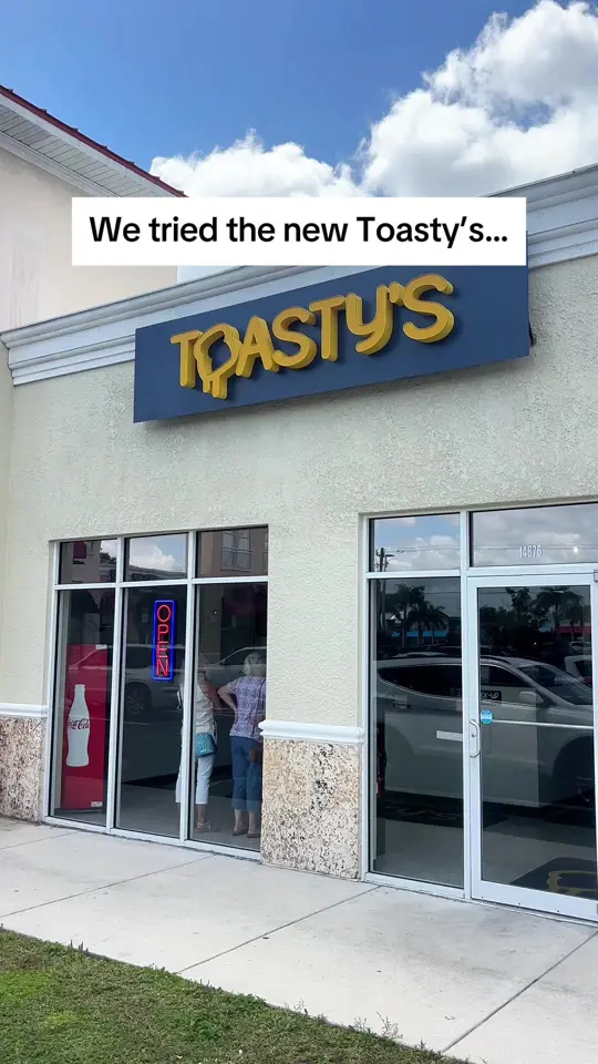 Toasty's in North Port showing food, gooey mac and cheese bowls, toasted sandwiches, funnel cake fries, casual atmosphere, family-friendly, video by sunshinefamguide on TikTok