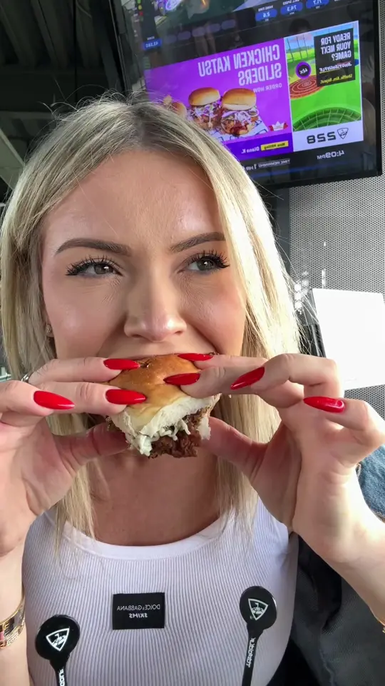 Topgolf in Pompano Beach showing food, chicken katsu, nachos, mac and cheese, video by dianakonfederat on TikTok