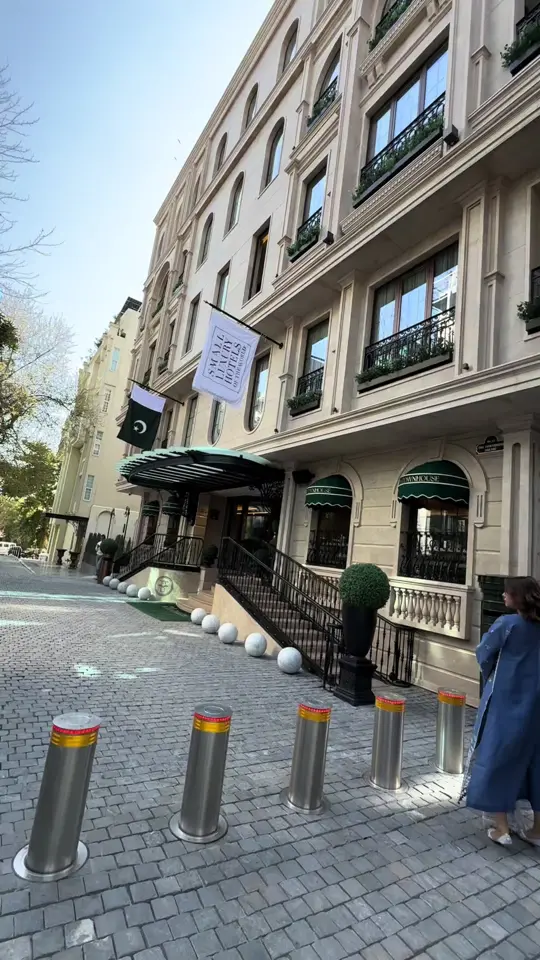 Town House Cafe in Covington showing restaurant visit, review, korean fried chicken sandwich, clubhouse, brunch burger, turkish eggs, swiss mushroom omelette, brioche french toast, pancakes with bl, video by foodiesrusofficial on TikTok