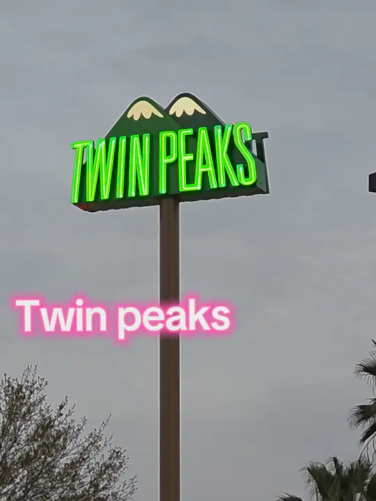 Twin Peaks - Jacksonville in Jacksonville showing dinner, food, video by harlem_nerd on TikTok