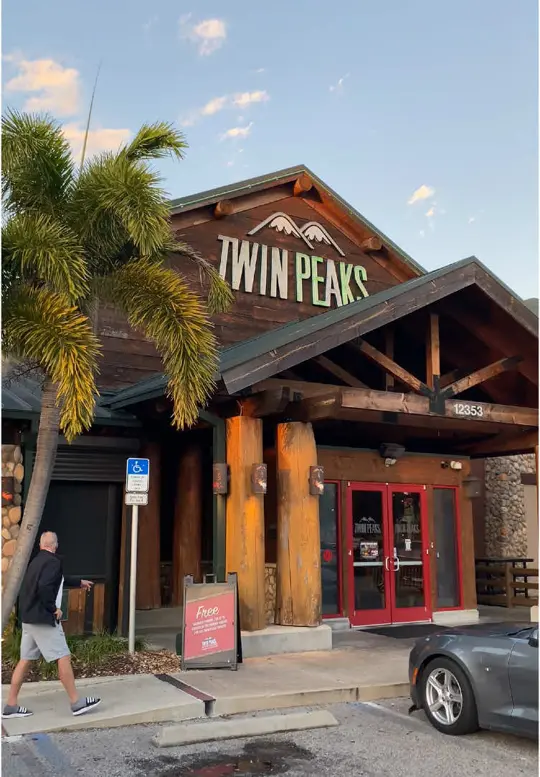 Twin Peaks - Orlando in Orlando showing review, atmosphere, video by beefybear.og on TikTok