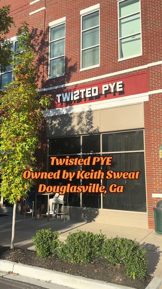 Twisted Pye Kitchen & Cocktails in Douglasville showing pizza, oxtail pizza, cocktail, peach old fashioned, review, visit, video by meteandi365 on TikTok