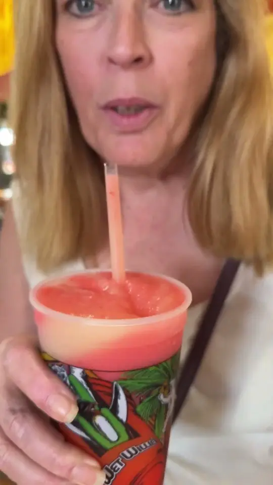 Wet Willie's in Tybee Island showing review, visit, video by RockinFoodie on YouTube