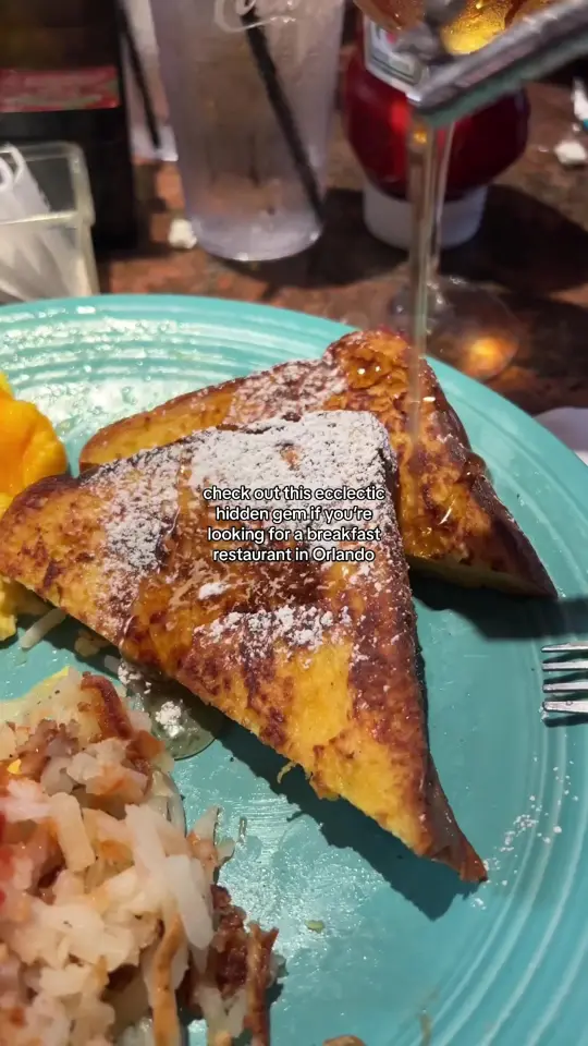 White Wolf Cafe in Orlando showing review, double mimosa with apple juice, cinnamon rolls, video by beentherestyledthat on TikTok