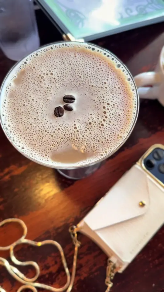 White Wolf Cafe in Orlando showing visit, review, breakfast, lunch, crab cake sandwich, crab cake benedict, video by jauqueseshanelle on TikTok