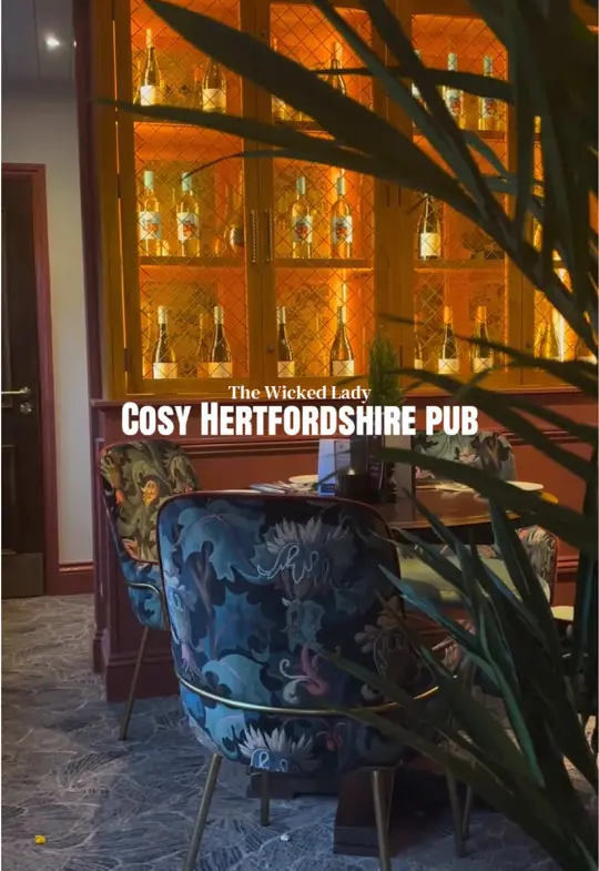 Wicked Pub in Fort Myers showing review, cosy pub atmosphere, country pub renovation, freshly carved roasts, king prawn crab & chorizo pappardelle, video by sorayatopspots on TikTok